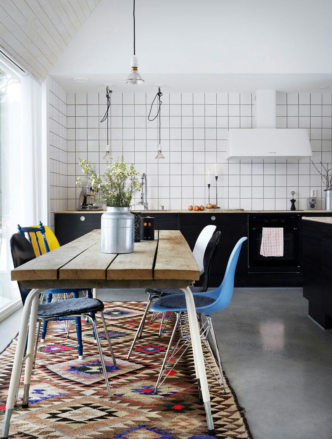 6. Svart er lett å style Svart kjøkken fra Ikea blir personlig satt sammen med fargerike stoler og tepper.